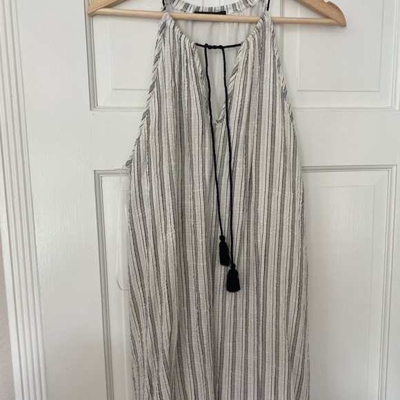 Cute summer halter dress - Picture 2 of 5